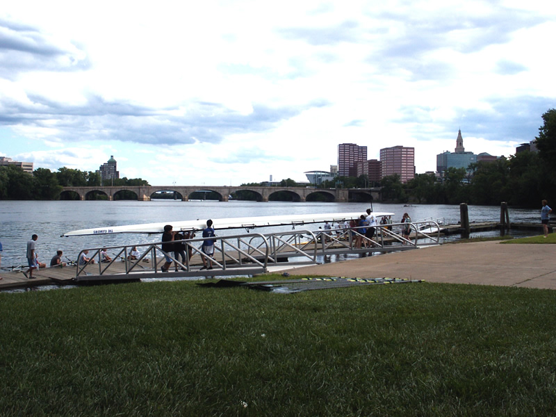 Rowers carrying a skull, showing stability of float.